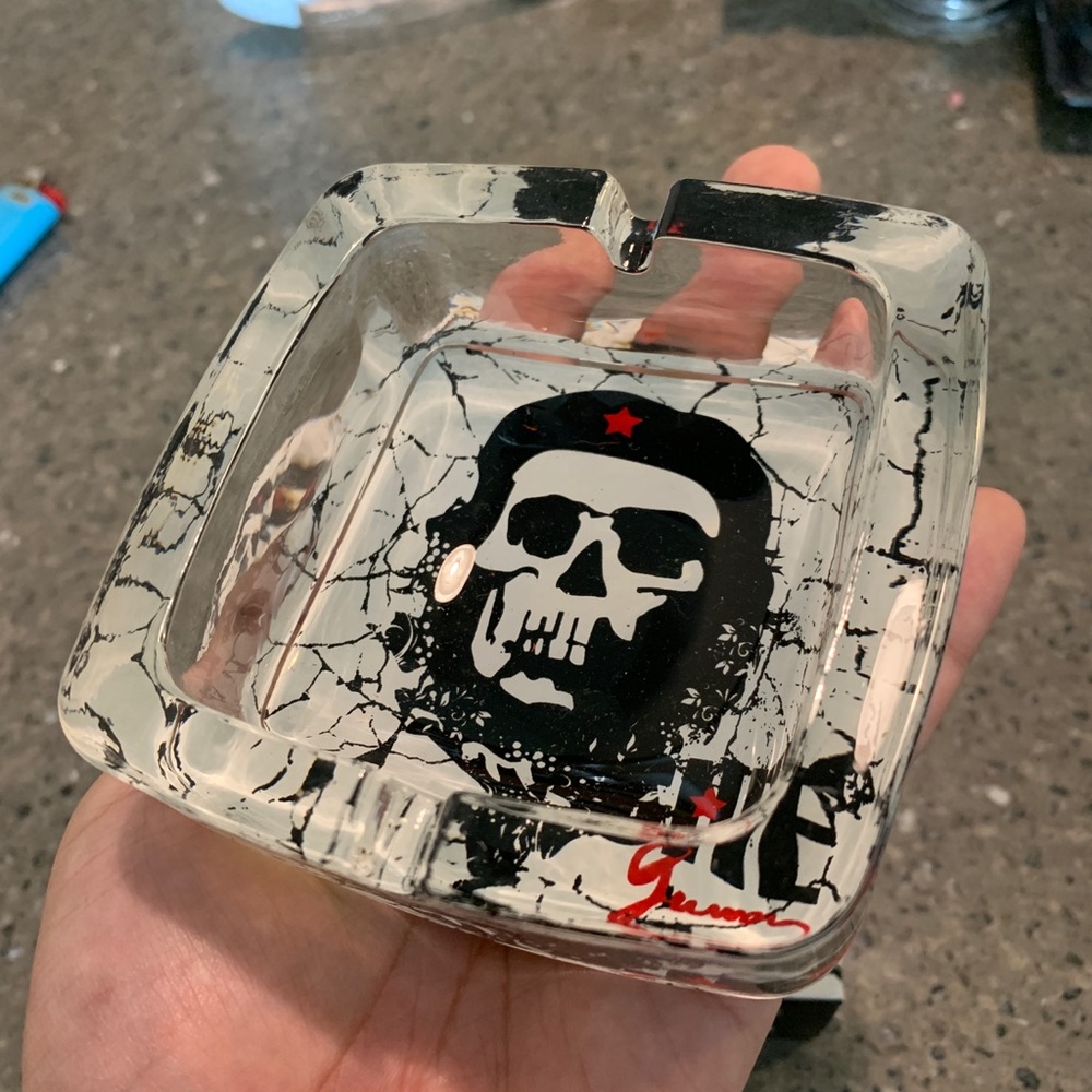 Che glass ashtray